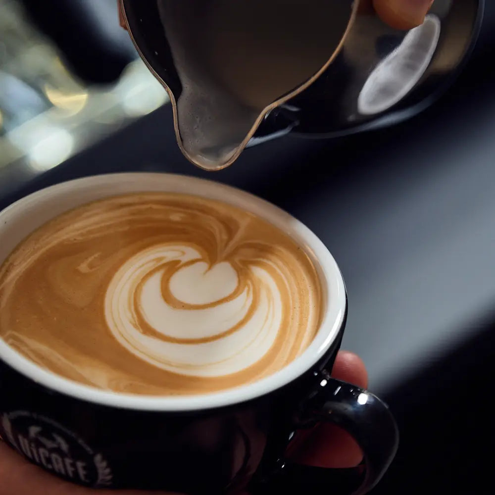 Latte Art Herz im Cappuccino – kreative Gestaltungstechniken lernen im Latte Art Kurs der ViCAFE Academy